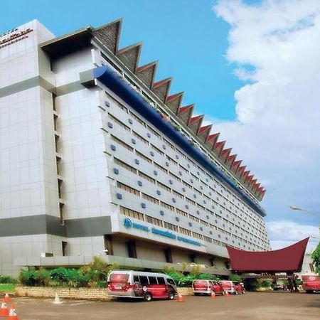 Danau Toba Hotel International Medan Exteriör bild